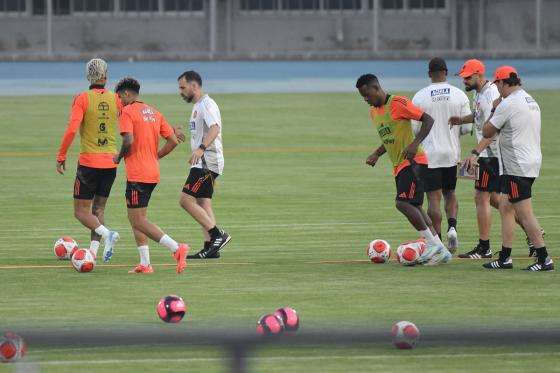 Colombia cumplió su primer entrenamiento con todo su equipo antes de subir a El Alto