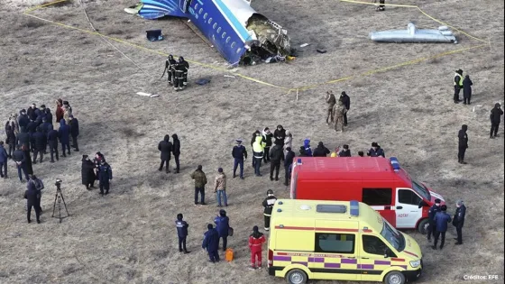 En video quedó registrado el momento en que cayó avión en Kazajistán