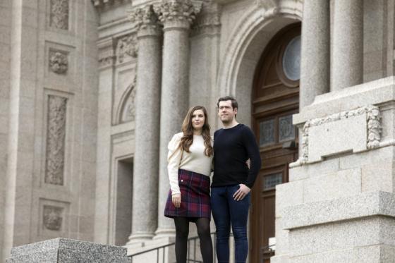 Andrew Jenkins y Krista York de Minnesota, quienes tenían programada su boda para el 20 de agosto en la Catedral de San Pablo, afuera de la catedral en Minnesota, el sábado 9 de mayo de 2020