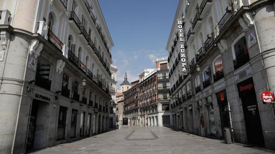 Las calles de Madrid, España, permanecen casi vacías luego de que el gobierno emitiera un decreto que ordena el cierre de todos los establecimientos comerciales que no sean de servicios y bienes de primera necesidad.