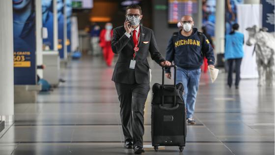 Más de 200 pasajeros de origen chileno y argentino se encuentran atrapados durante varios días en el Aeropuerto Internacional, en medio del simulacro de aislamiento obligatorio como medida preventiva contra la propagación del COVID-19 .  Foto: Juancho Torres/ Anadolu