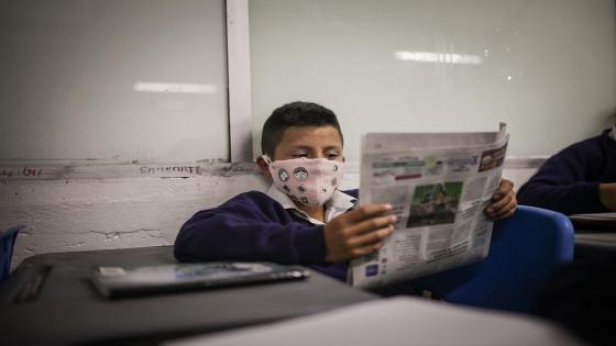 Un grupo de estudiantes diseña sus propios tapabocas en la escuela Julio César Turbay ubicada en el área urbana del municipio de Soacha.  Foto: Juancho Torres/ Anadolu