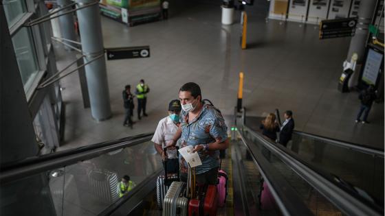 Más de 200 pasajeros de origen chileno y argentino se encuentran atrapados durante varios días en el Aeropuerto Internacional, en medio del simulacro de aislamiento obligatorio como medida preventiva contra la propagación del COVID-19 .  Foto: Juancho Torres/ Anadolu