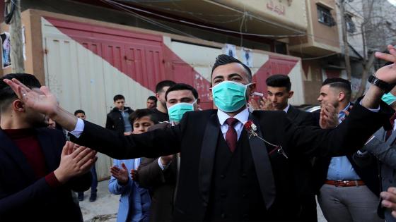 Una pareja de novios y sus invitados a la boda utilizan mascarillas médicas como medida de precaución contra el coronavirus (COVID-19), ocurrida durante la pandemia en Ciudad de Gaza.  Foto:  Ashraf Amra/ Anadolu