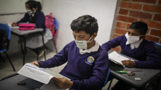 Un grupo de estudiantes diseña sus propios tapabocas en la escuela Julio César Turbay ubicada en el área urbana del municipio de Soacha.  Foto: Juancho Torres/ Anadolu