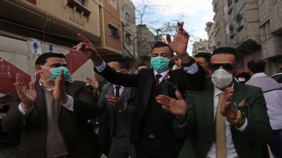 Una pareja de novios y sus invitados a la boda utilizan mascarillas médicas como medida de precaución contra el coronavirus (COVID-19), ocurrida durante la pandemia en Ciudad de Gaza.  Foto:  Ashraf Amra/ Anadolu