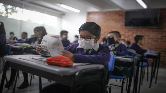 Un grupo de estudiantes diseña sus propios tapabocas en la escuela Julio César Turbay ubicada en el área urbana del municipio de Soacha.  Foto: Juancho Torres/ Anadolu