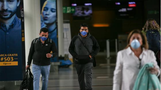 Más de 200 pasajeros de origen chileno y argentino se encuentran atrapados durante varios días en el Aeropuerto Internacional, en medio del simulacro de aislamiento obligatorio como medida preventiva contra la propagación del COVID-19 .  Foto: Juancho Torres/ Anadolu