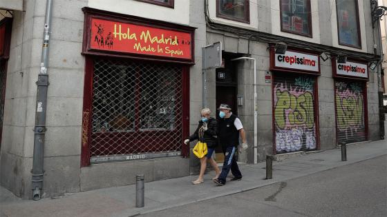 Las calles de Madrid, España, permanecen casi vacías luego de que el gobierno emitiera un decreto que ordena el cierre de todos los establecimientos comerciales que no sean de servicios y bienes de primera necesidad.