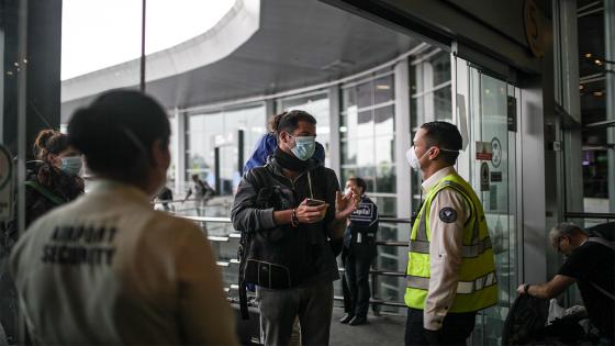 Más de 200 pasajeros de origen chileno y argentino se encuentran atrapados durante varios días en el Aeropuerto Internacional, en medio del simulacro de aislamiento obligatorio como medida preventiva contra la propagación del COVID-19 .  Foto: Juancho Torres/ Anadolu