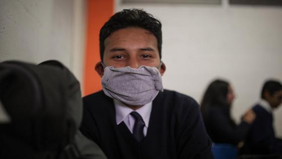 Un grupo de estudiantes diseña sus propios tapabocas en la escuela Julio César Turbay ubicada en el área urbana del municipio de Soacha.  Foto: Juancho Torres/ Anadolu