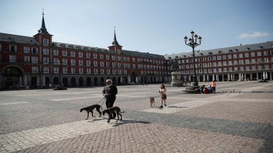  El documento, además, prohibe todo movimiento de personas que no sea estrictamente necesario.