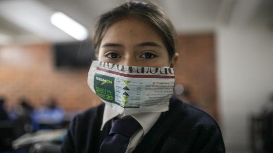 Un grupo de estudiantes diseña sus propios tapabocas en la escuela Julio César Turbay ubicada en el área urbana del municipio de Soacha.  Foto: Juancho Torres/ Anadolu