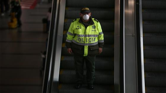 Más de 200 pasajeros de origen chileno y argentino se encuentran atrapados durante varios días en el Aeropuerto Internacional, en medio del simulacro de aislamiento obligatorio como medida preventiva contra la propagación del COVID-19 .  Foto: Juancho Torres/ Anadolu