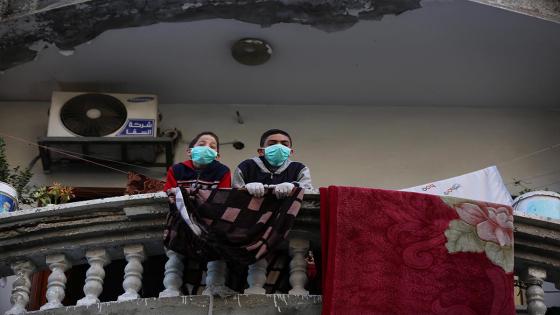 Una pareja de novios y sus invitados a la boda utilizan mascarillas médicas como medida de precaución contra el coronavirus (COVID-19), ocurrida durante la pandemia en Ciudad de Gaza.  Foto:  Ashraf Amra/ Anadolu