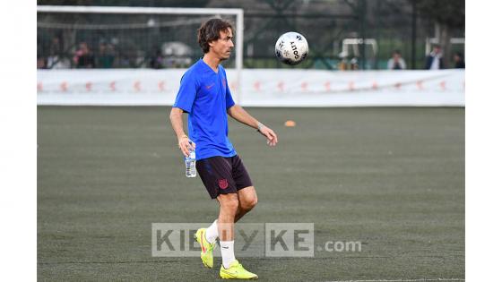 Entrenamiento de las leyendas del Barcelona previó al compromiso con las leyendas de la Selección Colombia.