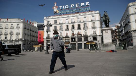 Las calles de Madrid, España, permanecen casi vacías luego de que el gobierno emitiera un decreto que ordena el cierre de todos los establecimientos comerciales que no sean de servicios y bienes de primera necesidad.