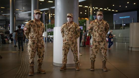 Más de 200 pasajeros de origen chileno y argentino se encuentran atrapados durante varios días en el Aeropuerto Internacional, en medio del simulacro de aislamiento obligatorio como medida preventiva contra la propagación del COVID-19 .  Foto: Juancho Torres/ Anadolu