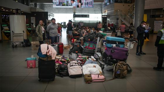 Más de 200 pasajeros de origen chileno y argentino se encuentran atrapados durante varios días en el Aeropuerto Internacional, en medio del simulacro de aislamiento obligatorio como medida preventiva contra la propagación del COVID-19 .  Foto: Juancho Torres/ Anadolu