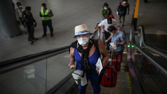 Más de 200 pasajeros de origen chileno y argentino se encuentran atrapados durante varios días en el Aeropuerto Internacional, en medio del simulacro de aislamiento obligatorio como medida preventiva contra la propagación del COVID-19 .  Foto: Juancho Torres/ Anadolu