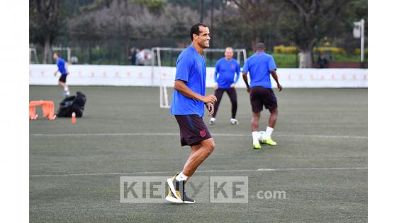 Entrenamiento de las leyendas del Barcelona previó al compromiso con las leyendas de la Selección Colombia.