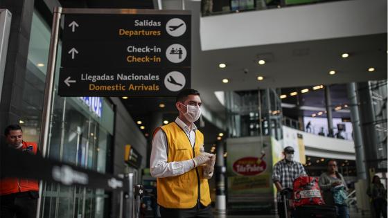 Más de 200 pasajeros de origen chileno y argentino se encuentran atrapados durante varios días en el Aeropuerto Internacional, en medio del simulacro de aislamiento obligatorio como medida preventiva contra la propagación del COVID-19 .  Foto: Juancho Torres/ Anadolu