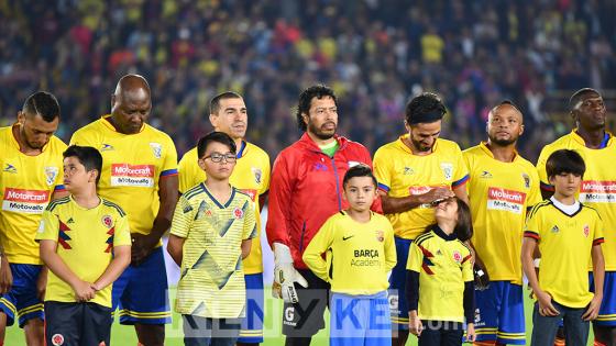 Así se vivió el partido entre las leyendas de Colombia y Barcelona en Bogotá.