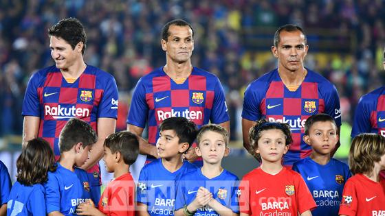 Así se vivió el partido entre las leyendas de Colombia y Barcelona en Bogotá.