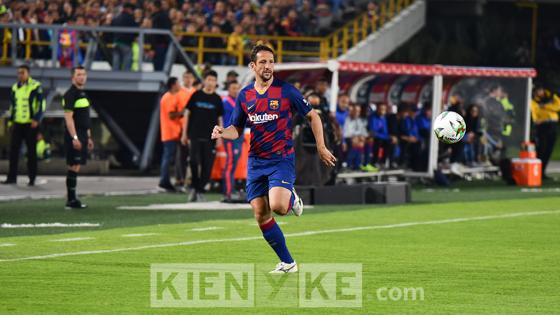 Así se vivió el partido entre las leyendas de Colombia y Barcelona en Bogotá.