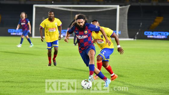 Así se vivió el partido entre las leyendas de Colombia y Barcelona en Bogotá.