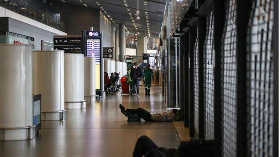 Más de 200 pasajeros de origen chileno y argentino se encuentran atrapados durante varios días en el Aeropuerto Internacional, en medio del simulacro de aislamiento obligatorio como medida preventiva contra la propagación del COVID-19 .  Foto: Juancho Torres/ Anadolu