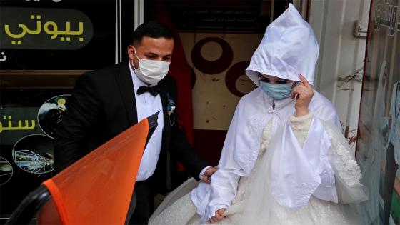 Una pareja de novios y sus invitados a la boda utilizan mascarillas médicas como medida de precaución contra el coronavirus (COVID-19), ocurrida durante la pandemia en Ciudad de Gaza.