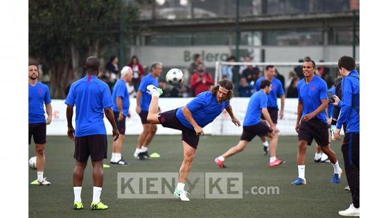 Entrenamiento de las leyendas del Barcelona previó al compromiso con las leyendas de la Selección Colombia.