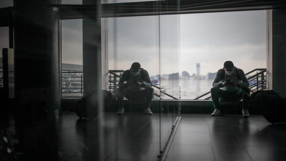 Más de 200 pasajeros de origen chileno y argentino se encuentran atrapados durante varios días en el Aeropuerto Internacional, en medio del simulacro de aislamiento obligatorio como medida preventiva contra la propagación del COVID-19 .  Foto: Juancho Torres/ Anadolu