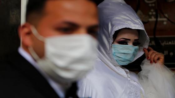 Una pareja de novios y sus invitados a la boda utilizan mascarillas médicas como medida de precaución contra el coronavirus (COVID-19), ocurrida durante la pandemia en Ciudad de Gaza.  Foto:  Ashraf Amra/ Anadolu