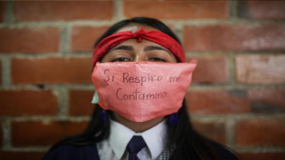 Un grupo de estudiantes diseña sus propios tapabocas en la escuela Julio César Turbay ubicada en el área urbana del municipio de Soacha.  Foto: Juancho Torres/ Anadolu