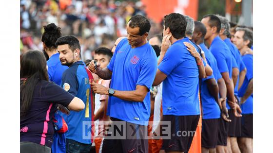 Entrenamiento de las leyendas del Barcelona previó al compromiso con las leyendas de la Selección Colombia.