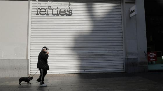 Las calles de Madrid, España, permanecen casi vacías luego de que el gobierno emitiera un decreto que ordena el cierre de todos los establecimientos comerciales que no sean de servicios y bienes de primera necesidad.