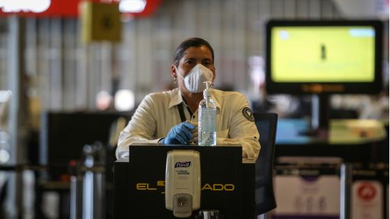 Más de 200 pasajeros de origen chileno y argentino se encuentran atrapados durante varios días en el Aeropuerto Internacional, en medio del simulacro de aislamiento obligatorio como medida preventiva contra la propagación del COVID-19 .  Foto: Juancho Torres/ Anadolu