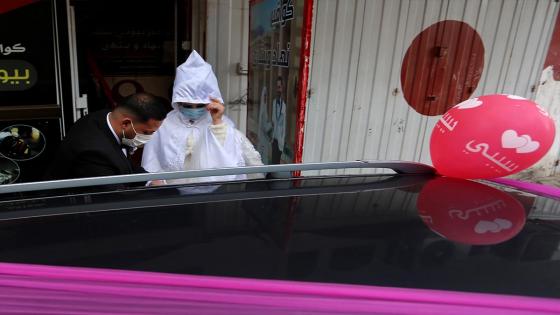 Una pareja de novios y sus invitados a la boda utilizan mascarillas médicas como medida de precaución contra el coronavirus (COVID-19), ocurrida durante la pandemia en Ciudad de Gaza.  Foto:  Ashraf Amra/ Anadolu