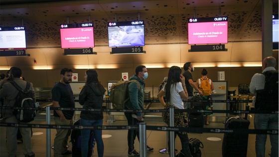 Más de 200 pasajeros de origen chileno y argentino se encuentran atrapados durante varios días en el Aeropuerto Internacional, en medio del simulacro de aislamiento obligatorio como medida preventiva contra la propagación del COVID-19 .  Foto: Juancho Torres/ Anadolu