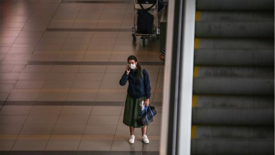 Más de 200 pasajeros de origen chileno y argentino se encuentran atrapados durante varios días en el Aeropuerto Internacional, en medio del simulacro de aislamiento obligatorio como medida preventiva contra la propagación del COVID-19 .  Foto: Juancho Torres/ Anadolu