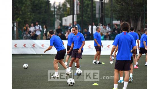 Entrenamiento de las leyendas del Barcelona previó al compromiso con las leyendas de la Selección Colombia.