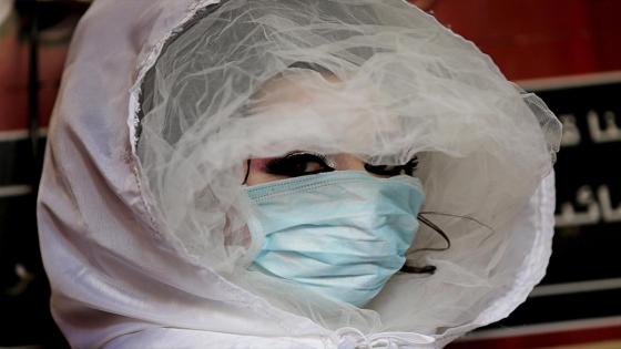 Una pareja de novios y sus invitados a la boda utilizan mascarillas médicas como medida de precaución contra el coronavirus (COVID-19), ocurrida durante la pandemia en Ciudad de Gaza.  Foto:  Ashraf Amra/ Anadolu