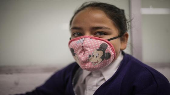 Un grupo de estudiantes diseña sus propios tapabocas en la escuela Julio César Turbay ubicada en el área urbana del municipio de Soacha.  Foto: Juancho Torres/ Anadolu