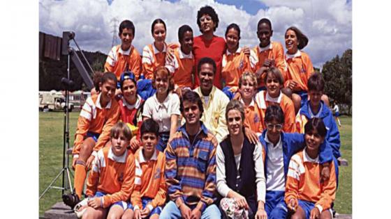 ‘De pies a cabeza’ era un programa de televisión colombiana que estuvo al aire desde 1993 hasta 1997 por el Canal A. El argumento era era la historia de un ex jugador colombiano que volvía al barrio donde creció con el fin de formar un equipo de fútbol infantil, la serie relata las hazañas y experiencias de cada uno de los integrantes del equipo y sus familias.