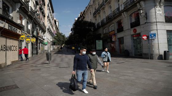 Las calles de Madrid, España, permanecen casi vacías luego de que el gobierno emitiera un decreto que ordena el cierre de todos los establecimientos comerciales que no sean de servicios y bienes de primera necesidad.