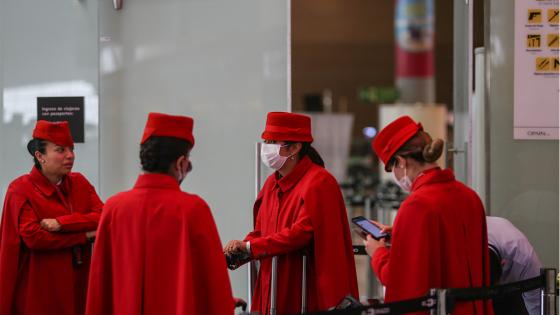 Más de 200 pasajeros de origen chileno y argentino se encuentran atrapados durante varios días en el Aeropuerto Internacional, en medio del simulacro de aislamiento obligatorio como medida preventiva contra la propagación del COVID-19 .  Foto: Juancho Torres/ Anadolu