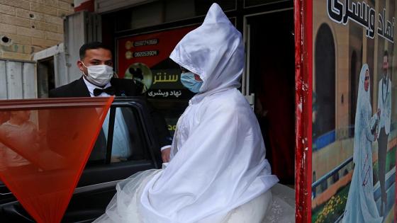 Una pareja de novios y sus invitados a la boda utilizan mascarillas médicas como medida de precaución contra el coronavirus (COVID-19), ocurrida durante la pandemia en Ciudad de Gaza.  Foto:  Ashraf Amra/ Anadolu