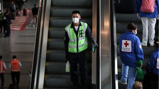 Más de 200 pasajeros de origen chileno y argentino se encuentran atrapados durante varios días en el Aeropuerto Internacional, en medio del simulacro de aislamiento obligatorio como medida preventiva contra la propagación del COVID-19 .  Foto: Juancho Torres/ Anadolu